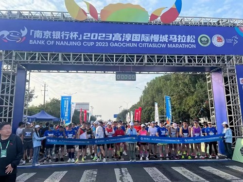 寧高潤安校車公司順利完成高淳國際慢城馬拉松比賽交通管制和防沖撞接駁任務